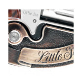 passende Tragekette und Gürtelschnalle (optional)