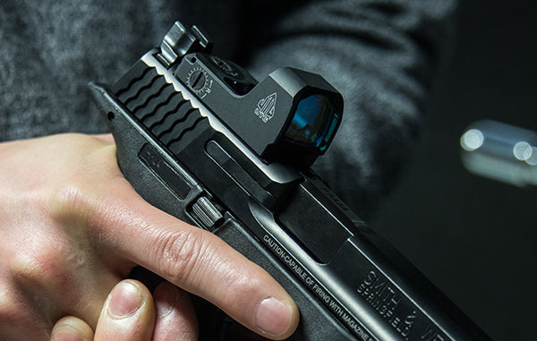 UTG Reflex OP3 Micro Dot Rotpunktvisier auf D.O.R. Pistole montiert