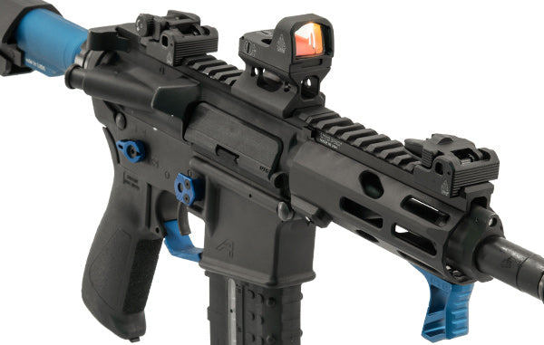 UTG Reflex OP3 Micro Dot Rotpunktvisier mit RDM20 Slim Erhöhung auf AR15 Gewehr montiert