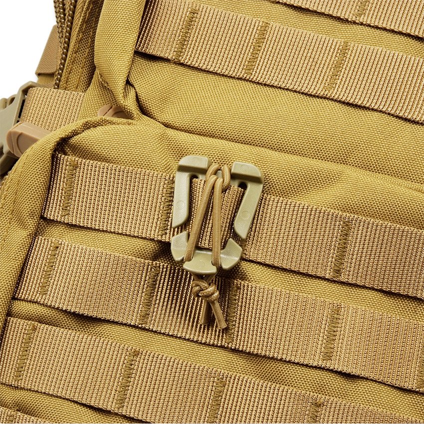 Der Clip kann auch an Molleschlaufen befestigt werden und so schnell und einfach für Ordnung sorgen.